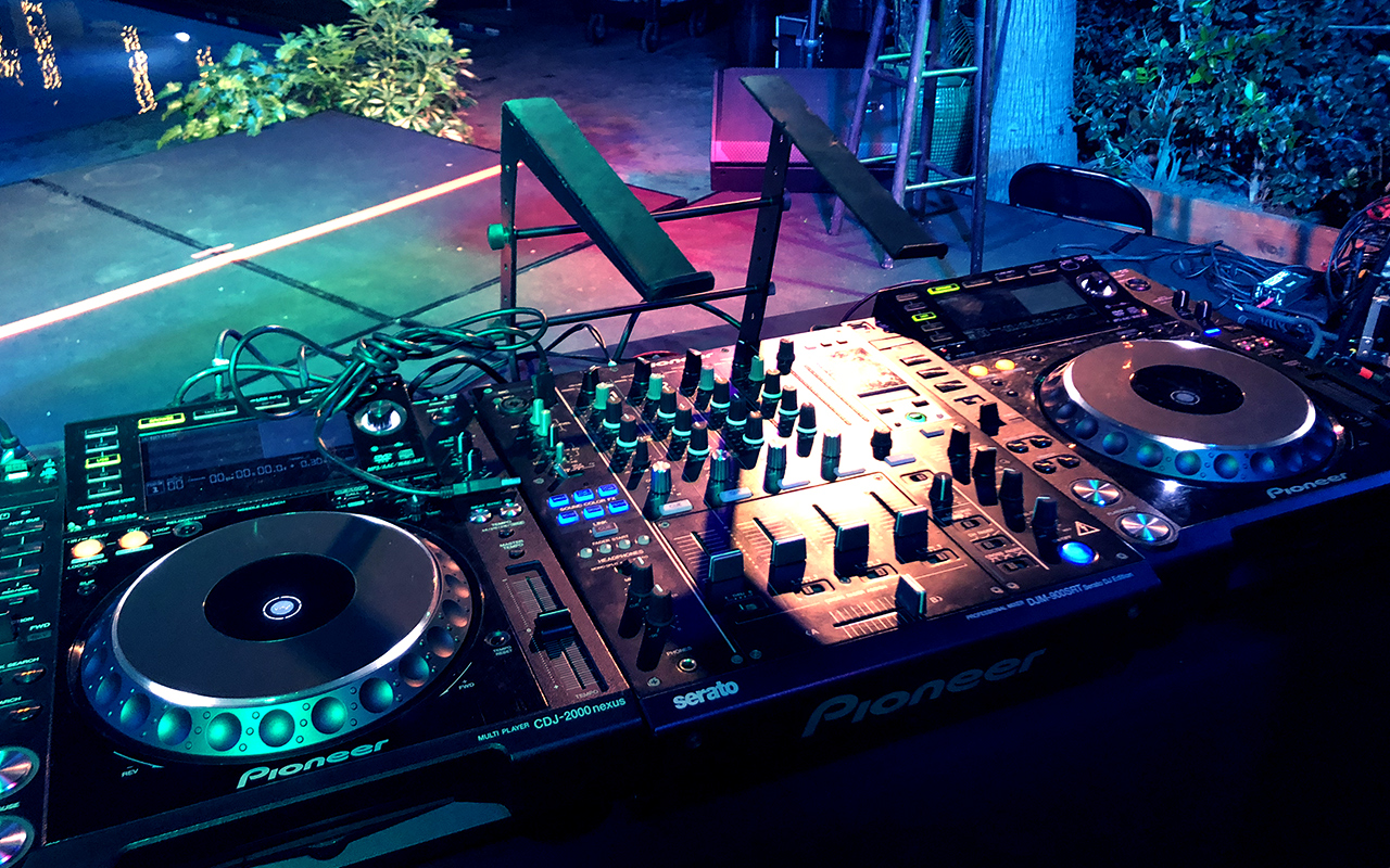 DJ Table/ Desk for Pioneer CDJ's, Technics, DJM 900 (Equipment not